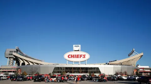 曼联球迷黑衣集结，抗议格雷泽家族，球队前景令人担忧